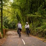 Des personnes qui pratiques du vélo sur une piste cyclable en Ardenne