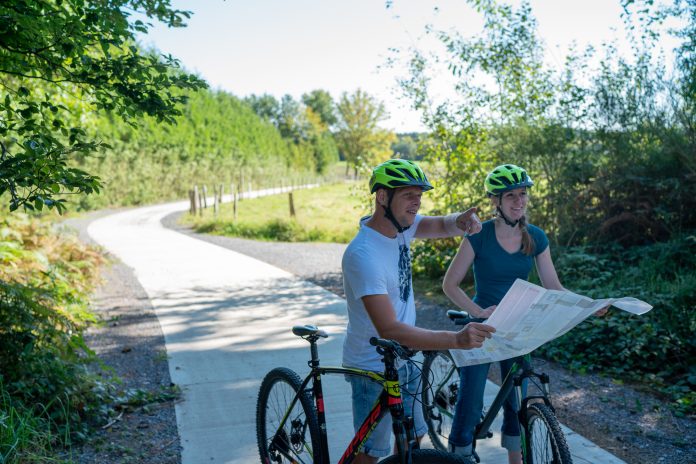 Des personnes en vélo qui regardent une carte