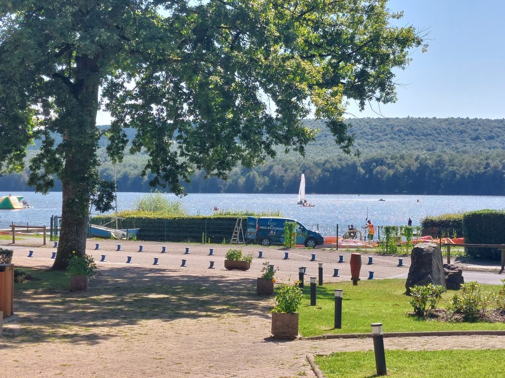 Photo du lac des Vieilles Forges depuis le centre des congrès