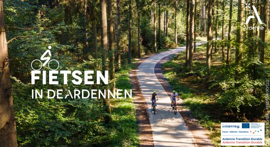 Affiche vélo en Ardenne, cyclistes dans un bois.