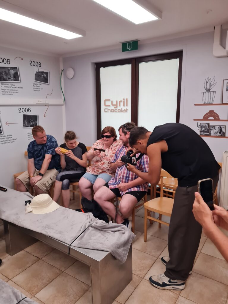 Reportage photo chez Cyril Chocolat lors d'une dégustation de chocolats et explication du processus de création à des personnes mal et non-voyantes.