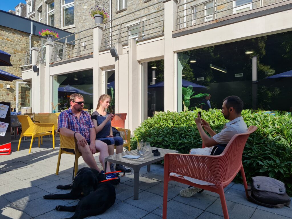 Interview de deux personnes malvoyantes et non-voyantes sur la terrasse du Floréal à La Roche-en-Ardenne.