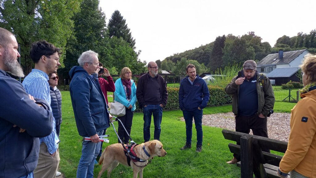 Les participants écoutent les conseils du guide de chez Natagora