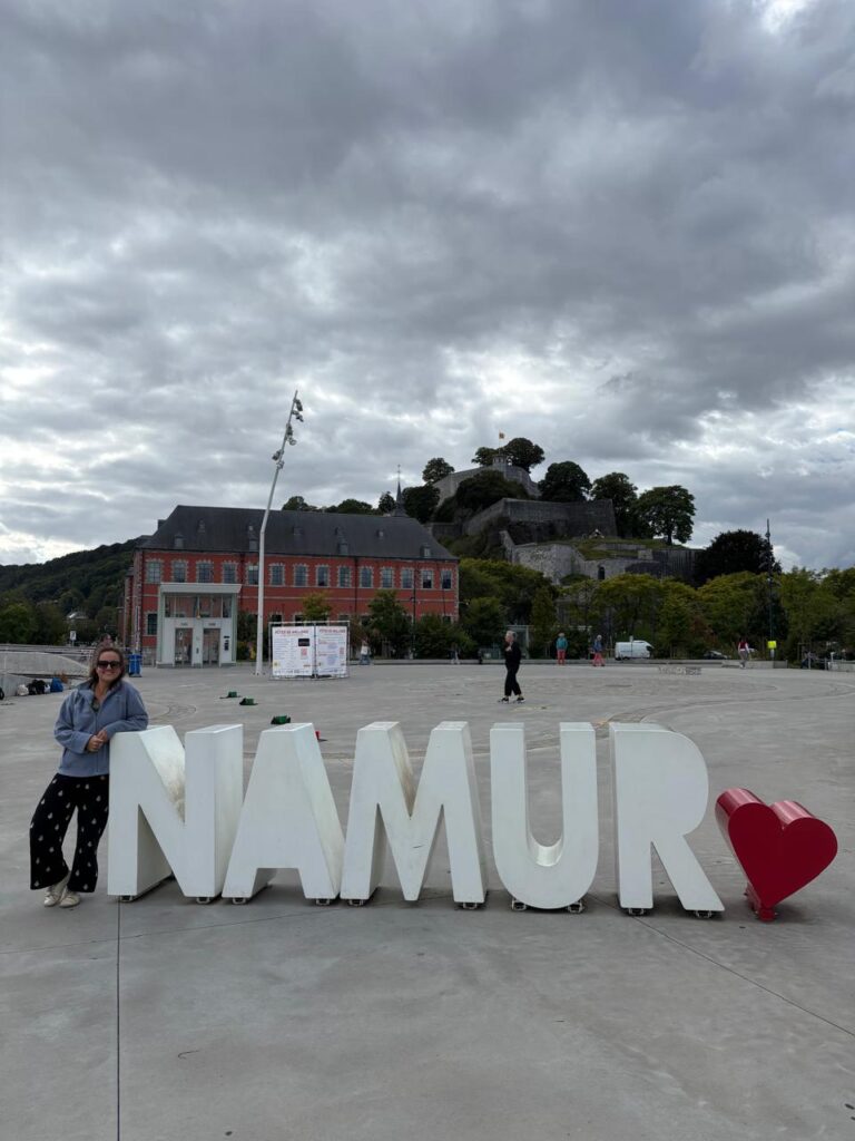 Elisabeth avec le signe I Love Namur