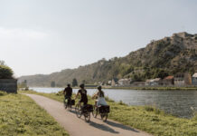 Professionnels du tourisme : et si vous participiez à un atelier 2 Tonnes ? Fort de Charlemont vu de la voie verte, 3 cyclistes au premier plan
