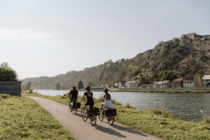 Fort de Charlemont vu de la voie verte, 3 cyclistes au premier plan