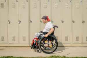 personne en fauteuil devant des casiers aux Lacs de l'Eau d'Heure